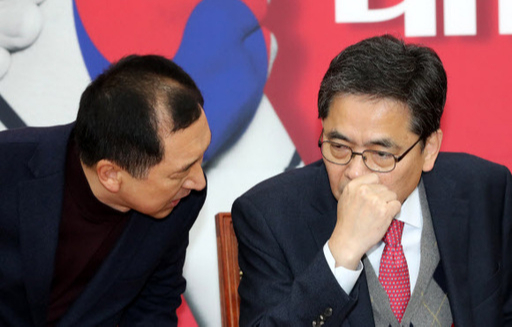 자유한국당 곽상도 친문게이트 진상조사위원장(오른쪽)과 김기현 전 울산시장이 5일 오전 서울 여의도 국회에서 열린 울산시장 부정선거 등 친문게이트 진상조사위원회 회의에서 이야기하고 있다. 연합뉴스