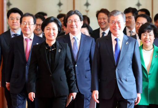 지난해 3월 7일 문재인 대통령이 청와대에서 당시 더불어민주당 당대표였던 추미애 의원 등 여야 5당 대표와 오찬 회동을 위해 입장하는 모습. 연합뉴스