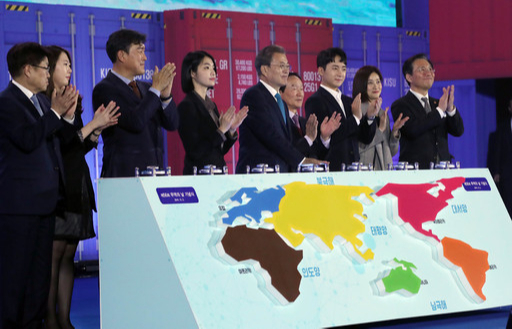 문재인 대통령이 5일 삼성동 코엑스에서 열린 '무역의 날' 기념식에 참석, 참석자들과 퍼포먼스를 하고 있다. 청와대사진기자단