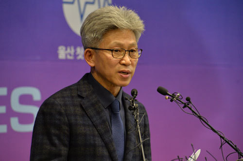 기자회견 연 송병기 부시장 김기현 전 울산시장 측근 비리 수사 사건의 최초 제보자로 지목되고 있는 송병기 울산시 경제부시장은 이날 울산시청 프레스센터에서 기자회견을 열고 입장을 밝히고 있다. 울산=뉴시스