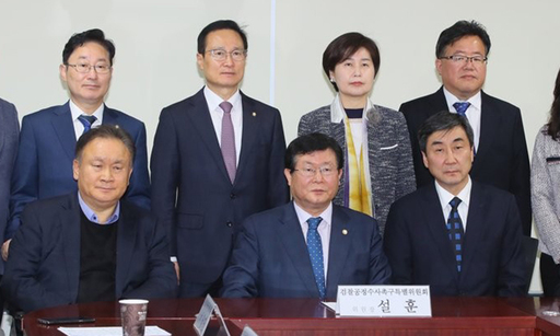 5일 국회 의원회관에서 열린 더불어민주당 검찰공정수사촉구특별위원회에서 설훈 위원장, 이종걸, 백혜련, 이상민 의원 등이 심각한 표정으로 사진촬영하고 있다. 연합뉴스