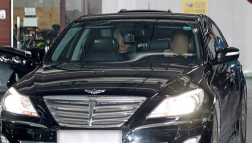 김기현 전 울산시장과 관련된 비위 첩보를 청와대 민정비서관실에 최초로 제보한 인물로 알려진 송병기 울산시 경제부시장이 5일 오후 울산시청 프레스센터에서 최초 제보자라는 언론 보도 등에 대해 공식 입장을 밝히는 기자회견을 한 후 취재진의 질문을 받지 않으며 지하 주차장에서 승용차를 타고 황급히 시청을 빠져나가고 있다. 뉴스1