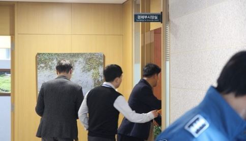 6일 서울중앙지검 수사관들이 송병기 울산시 경제부시장실을 압수수색하고 있다. 압수수색 중인 부시장실을 청경들과 공무원들이 오가고 있다. 울산=연합뉴스