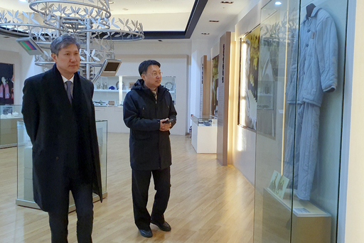 노태우 전 대통령의 장남 노재헌씨가 5일 광주 서구 김대중컨벤션센터 김대중홀을 방문해 전시물을 살펴보고 있다. 광주=뉴시스