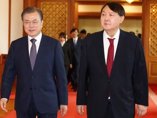 문재인 대통령(사진 왼쪽), 윤석열 검찰총장. 연합뉴스