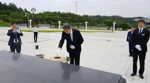 노태우 전 대통령의 아들 재헌씨가 8월23일 광주 북구 국립5·18민주묘지를 찾아 참배하고 있다. 광주=뉴스1