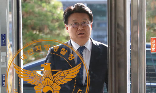 황운하 대전지방경찰청장이 5일 오후 대전시 서구 둔산동 대전지방경찰청으로 들어가고 있다. 연합뉴스