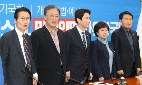 8일 서울 여의도 국회에서 열린 예산 및 패스트트랙 관련 여야 4+1 협의체 원내대표급 회동에서 참석자들이 나란히 서 있다. 왼쪽부터 윤소하 정의당 원내대표, 유성엽 대안신당 창당준비위원장, 이인영 더불어민주당 원내대표, 조배숙 민주평화당 원내대표, 김관영 바른미래당 최고위원. 뉴스1