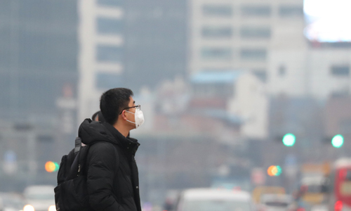 (서울=뉴스1) 이승배 기자 = 수도권 등 대부분의 중부 지역의 미세먼지 농도가 '나쁨' 수준을 보이는 9일 오전 서울 광화문광장 인근에서 한 시민이 마스크를 쓰고 발걸음을 옮기고 있다. 2019.12.9/뉴스1