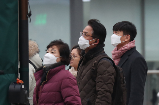수도권 등 대부분의 중부 지역의 미세먼지 농도가 '나쁨' 수준을 보이는 9일 오전 광화문광장 인근에서 시민들이 마스크를 쓰고 보행신호를 기다리고 있다. 뉴스1