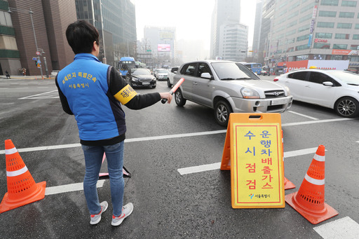 올겨울 첫 미세먼지 비상저감조치가 내려진 10일 오후 서울 중구 서울시청 인근에서 서울시 차량공해저감과 관계자가 자동차 배출가스 특별단속을 하고 있다. 연합뉴스