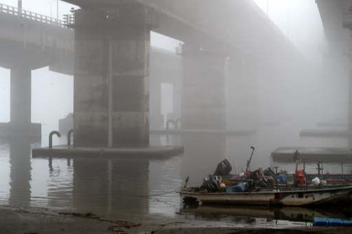 전국이 미세먼지 ''나쁨'' 수준을 보인 10일 경기도 고양시 한강하구가 안개로 뿌옇다. 연합뉴스
