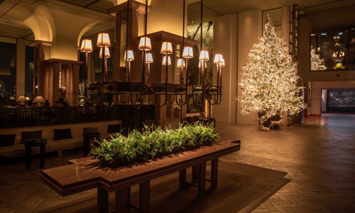 크리스마스 분위기를 만끽할 수 있는 특급호텔 최고의 포토존들. 그랜드 하얏트 서울의 아름다운 로비 크리스마스트리. 그랜드 하얏트 서울 제공.