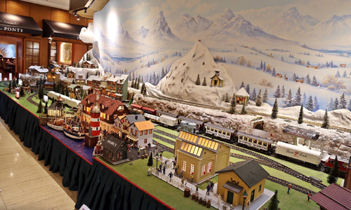 올해로 24년째 운행되는 밀레니엄 힐튼 서울의 크리스마스 마을 미니열차. 밀레니엄 힐튼 제공.