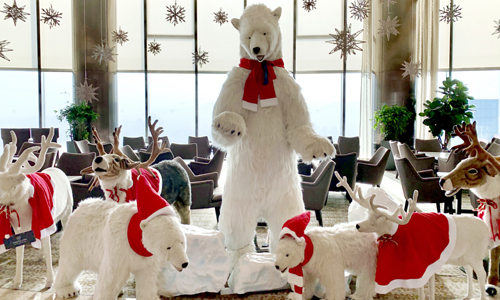 쉐라톤 서울 디큐브 시티 로비의 북극곰 마을. 쉐라톤 서울 디큐브 시티 제공.