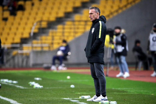 11일 오후 부산아시아드주경기장에서 열린 2019 동아시안컵 경기에서 파울루 벤투 축구 국가 대표팀 감독이 홍콩과의 경기를 지켜보고 있다. 부산=연합뉴스