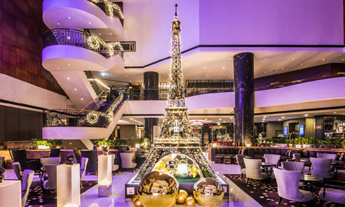 노보텔 앰배서더 서울 강남 로비에 등장한 에펠탑 트리. 노보텔 앰배서더 서울 강남 제공.