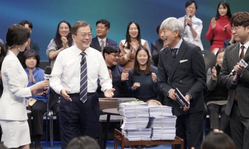 문재인 대통령이 11월 19일 오후 서울 상암동 MBC에서 '국민이 묻는다, 2019 국민과의 대화' 종료 후 시간 관계상 받지 못한 질문지를 전달받고 있다.연합뉴스