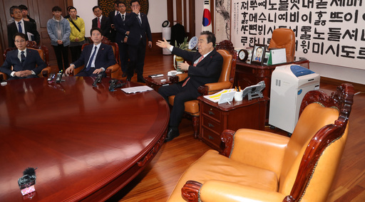 더불어민주당 이원욱 원내수석부대표(왼쪽부터), 이인영 원내대표, 문희상 국회의장이 12일 국회 의장실에서 패스트트랙(신속처리안건)에 오른 선거제 개혁안과 검찰개혁법안의 처리 방안과 본회의 개의 시점을 논의하기 위해 자유한국당 심재철 원내대표를 기다리고 있다. 이날 회동은 한국당 심 원내대표의 불참으로 무산됐다. 연합