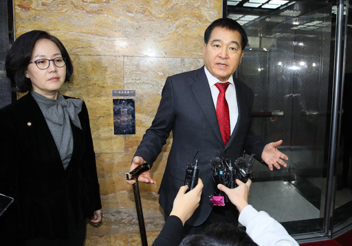 자유한국당 심재철 원내대표가 12일 국회 의장실에서 예정된 패스트트랙과 본회의 개의시점 논의를 위한 문희상 의장과 3당 원내대표 회동에 불참하며 취재진의 질문에 답하고 있다. 연합