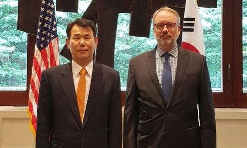 한국 측 수석대표인 정은보 한미방위비분담협상 대사(왼쪽)와 미국 측 수석대표인 데임스 드하트 바위비협상대표가 10월 23일(현지시간) 미국 호놀룰루에서 열린 한미 방위비 분담금 협상 2차 회의에서 기념촬영을 하고 있다. 연합뉴스