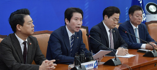더불어민주당 이인영 원내대표(왼쪽 두 번째)가 15일 서울 여의도 국회 원내대표실에서 열린 기자간담회에서 모두발언을 하고 있다. 하상윤 기자