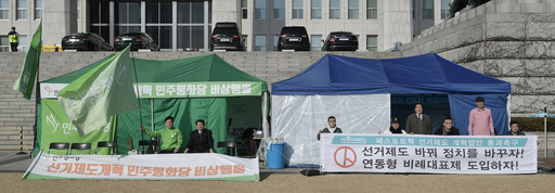 평화당·바른미래 천막 농성 15일 서울 여의도 국회 본청 앞에 민주평화당(왼쪽)과 바른미래당이 공직선거법 개정안의 국회 본회의 처리를 촉구하며 농성을 이어가고 있다. 하상윤 기자