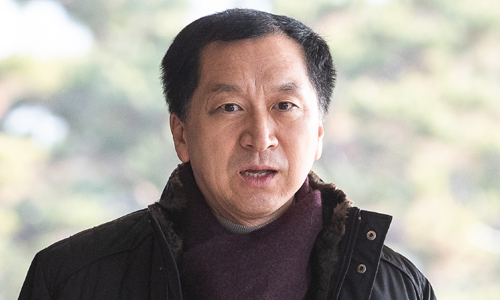 (서울=뉴스1) 유승관 기자 = 청와대 하명수사 의혹을 제기한 김기현 전 울산시장이 16일 2차 참고인 조사를 위해 서울 서초동 중앙지검에 출석하고 있다. 2019.12.16/뉴스1