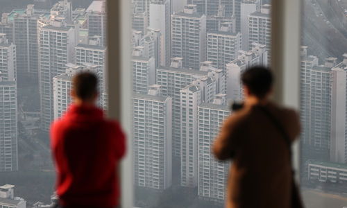 정부가 고가 주16일 오후 서울 송파구 잠실 롯데월드타워를 찾은 시민들이 인근 아파트 단지를 바라보고 있다. 연합뉴스