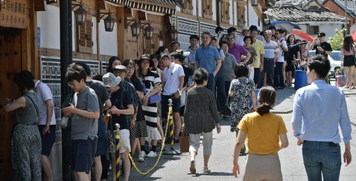 식사를 하기 위해 줄을 길게 선 사람들. 세계일보 자료사진