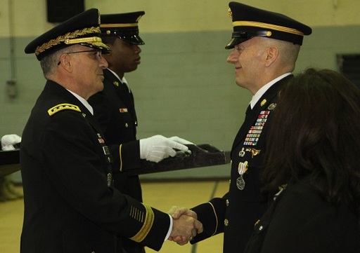2015년 12월 커티스 스캐퍼로티 당시 주한미군 사령관(왼쪽)이 주한미군 주임원사에서 합참 주임원사로 영전해 한국 용산기지를 떠나 미국으로 가는 존 웨인 트록셀 원사를 환송하고 있다. 주한미군 사령부