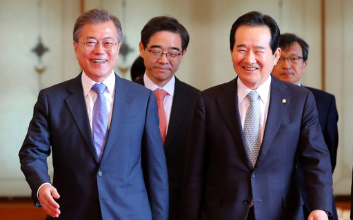 문재인 대통령은 17일 오후 청와대 춘추관 대브리핑룸에서 차기 총리에 더불어민주당 정세균 의원을 지명했다. 사진은 지난 2018 5월 3일 문재인 대통령이 청와대에서 열린 헌법 기관장 초청 오찬에서 정세균 국회의장 등 참석자들과 오찬장으로 이동하고 있는 모습. 연합뉴스