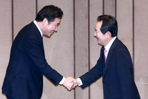 문재인 대통령은 17일 오후 청와대에서 차기 총리에 더불어민주당 정세균 의원을 지명했다. 사진은 2017년 9월 1일 당시 정세균 국회의장과 이낙연 국무총리가 국회 본회의장에서 열린 정기국회 개회식에서 악수하는 모습. 연합뉴스 자료사진