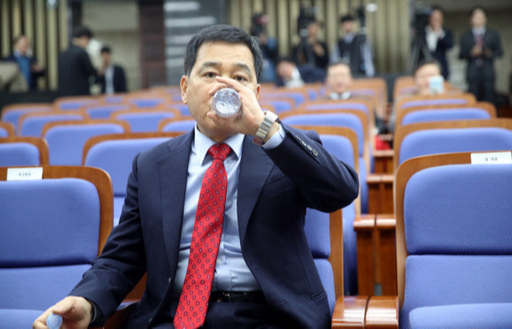 자유한국당 심재철 원내대표가 18일 오후 서울 여의도 국회에서 열린 의원총회에서 물을 마시고 있다. 연합뉴스
