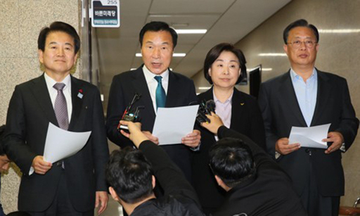 민주당과의 선거법 협상을 앞두고 '연동형캡 수용·석패율제 도입'의 단일안을 마련한 민주평화당 정동영(왼쪽부터), 바른미래당 손학규, 정의당 심상정, 대안신당 유성엽 대표가 18일 국회에서 합의 결과를 발표하고 있다. 연합뉴스