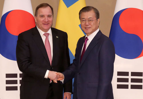 스웨덴 총리와 악수하는 文대통령 문재인 대통령과 스테판 뢰벤 스웨덴 총리가 18일 오후 청와대에서 열린 정상회담에 앞서 악수하고 있다. 청와대 사진기자단