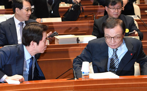 더불어민주당 이해찬 대표(오른쪽)가 18일 국회 예결특위 회의실에서 열린 의원총회에서 이인영 원내대표의 얘기를 듣고 있다. 허정호 선임기자