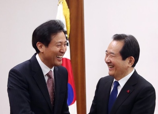 정세균 국회의장(오른쪽)이 2017년 10월 25일 오후 국회 의장실을 예방한 바른정당 오세훈 최고위원과 인사를 하고 있다. 연합뉴스