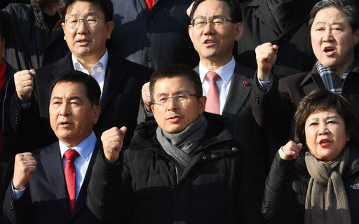 자유한국당 황교안 대표(오른쪽 두번째)와 소속 의원들이 18일 국회 본청 계단 앞에서 열린 ‘선거법과 공수처(고위공직자범죄수사처)법 날치기 저지 규탄대회’에서 구호를 외치고 있다. 허정호 선임기자