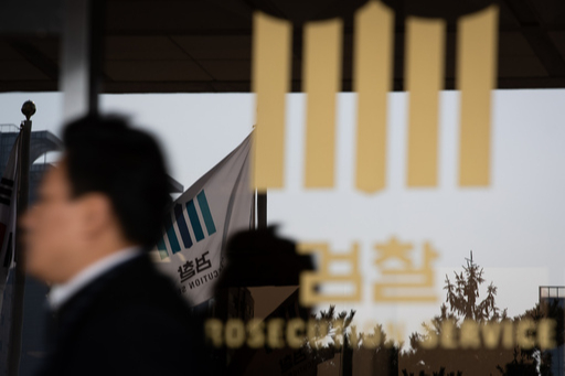 조국 전 법무부 장관이 ‘유재수 감찰무마 의혹’과 관련해 소환조사를 받은 지난 16일 서울중앙지검 현관 모습. 뉴스1