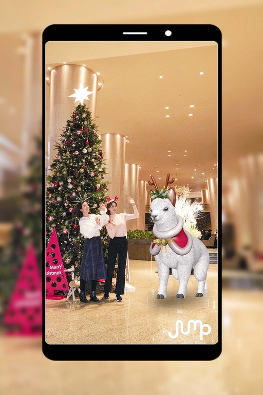 SK텔레콤이 크리스마스와 연말연시를 맞아 전국 대표 ‘5GX 부스트파크’에서 다채로운 크리스마스 이벤트를 진행한다. SK텔레콤 홍보모델들이 서울 그랜드워커힐호텔에서 ‘점프 AR 동물원’ 등 5G 서비스를 체험 중인 모습. SK텔레콤 제공