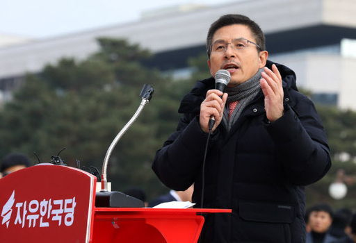 자유한국당 황교안 대표가 23일 오후 여의도 국회 본관 앞 계단에서 열린 공수처법ㆍ선거법 날치기 저지 규탄대회에서 발언하고 있다. 연합뉴스