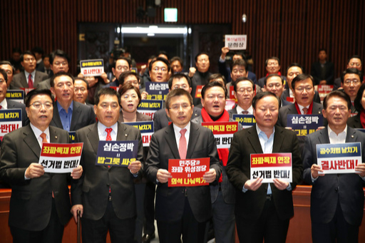 자유한국당 황교안 대표(가운데)와 심재철 원내대표(황 대표 왼쪽)가 23일 서울 여의도 국회에서 열린 의원총회에서 ‘4+1’ 합의체가 합의한 패스트트랙(신속처리안건) 선거법에 반대한다는 구호를 외치고 있다. 연합뉴스