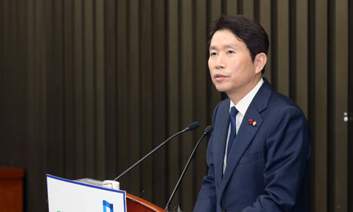 이인영 더불어민주당 원내대표가 23일 서울 여의도 국회에서 열린 의원총회에서 발언하고 있다. 이인영 원내대표는 "4+1 협의체를 통해 선거제, 검찰개혁법안 등의 합의를 이뤘다"며 "본회의를 열어 처리하겠다"고 말했다. 뉴스1