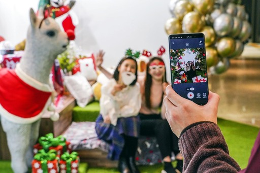 SK텔레콤이 크리스마스와 연말연시를 맞아 전국 대표 ‘5GX 부스트파크’에서 다채로운 크리스마스 이벤트를 진행한다. SK텔레콤 홍보모델들이 서울 그랜드워커힐호텔에서 ‘점프 AR 동물원’ 등 5G 서비스를 체험 중인 모습. SK텔레콤 제공