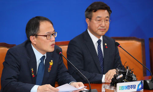 더불어민주당 윤호중(오른쪽) 사무총장과 박주민 최고위원이 23일 서울 여의도 국회에서 열린 선거법과 공수처법 4+1 협의체 합의 결과에 대한 기자회견에 참석해 발언을 하고 있다. 뉴시스