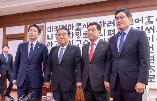 문희상 국회의장이 23일 서울 여의도 국회 국회의장실에서 교섭단체 3당 원내대표와 회동하고 있다. 왼쪽부터 더불어민주당 이인영 원내대표, 문희상 의장, 자유한국당 심재철 원내대표, 바른미래당 오신환 원내대표. 허정호 선임기자