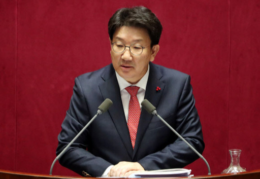 권성동 자유한국당 의원이 23일 오후 서울 여의도 국회에서 열린 제372회 국회 (임시회) 제1차 본회의에서 공직선거법 일부개정법률안에 대한 무제한 토론(필리버스터)을 하고 있다. 뉴스1