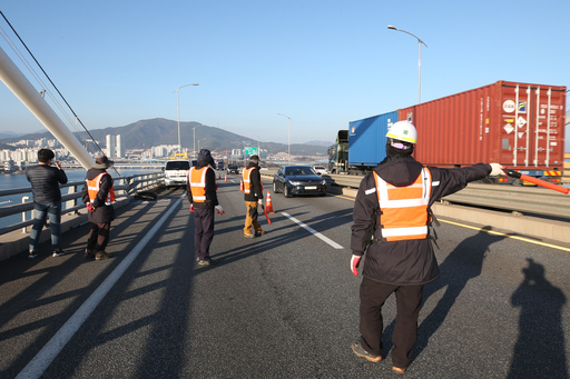 차량 통제하는 이순신대교. 현재는 통행이 재개됐다.