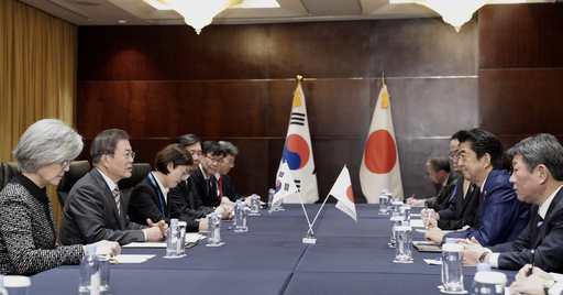 마주앉은 韓·日 문재인 대통령과 아베 신조 일본 총리가 24일 중국 쓰촨성 청두 샹그릴라호텔에서 열린 한·일 정상회담을 하고 있다. 청두=연합뉴스